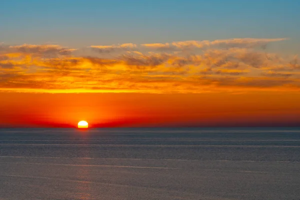 Belo pôr do sol colorido no mar Negro. Vista magnífica . — Fotografia de Stock