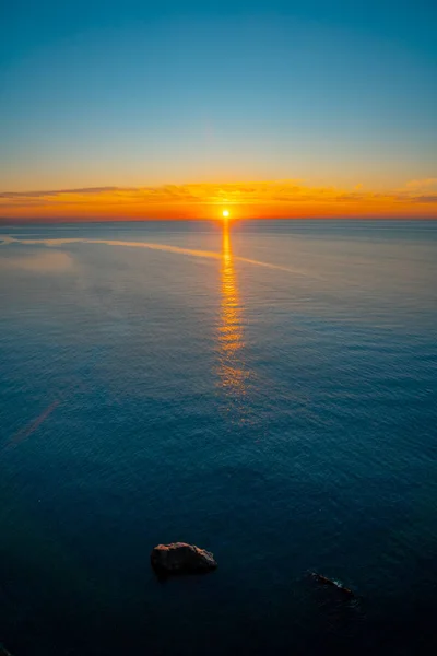 Hermoso atardecer colorido en el mar Negro. Magnífica vista . — Foto de Stock