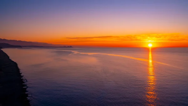 Beautiful sunset on the black sea, in the distance is visible th — Stock Photo, Image