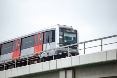 Amsterdam 'da gökyüzü treni. Hollanda 'da yolcu treni.
