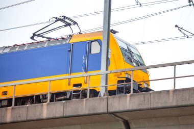 Amsterdam 'da gökyüzü treni. Hollanda 'da yolcu treni.