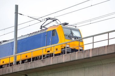 Amsterdam 'da gökyüzü treni. Hollanda 'da yolcu treni.