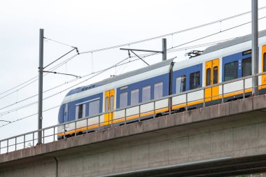 Amsterdam 'da gökyüzü treni. Hollanda 'da yolcu treni.