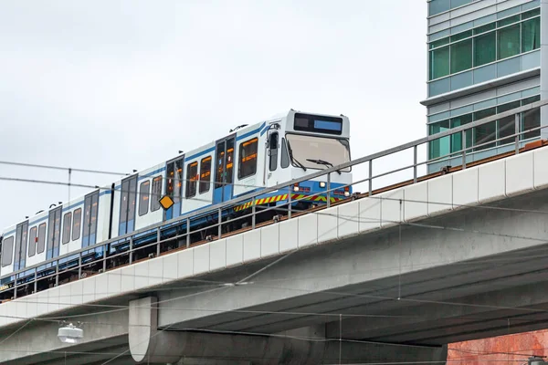 Skytrain en la ciudad Amsterdam. Tren de pasajeros en Holanda . — Foto de Stock