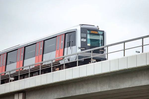 Skytrain en la ciudad Amsterdam. Tren de pasajeros en Holanda . — Foto de Stock