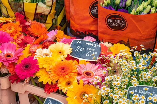 Amsterdã, Holanda - 15.10.2019: Flores para venda em um flowe — Fotografia de Stock