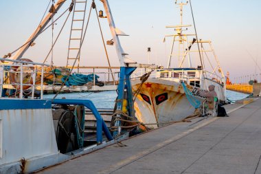 Fiumicino, İtalya - 27.10.2019: Fiumicino limanında balıkçı tekneleri.
