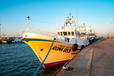 Fiumicino, İtalya - 27.10.2019: Fiumicino limanında balıkçı tekneleri.