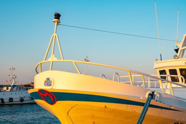 Fiumicino, İtalya - 27.10.2019: Fiumicino limanında balıkçı tekneleri.