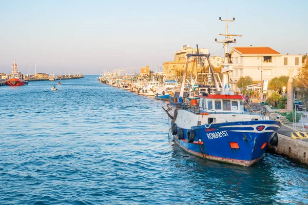 Fiumicino, İtalya - 27.10.2019: Fiumicino limanında balıkçı tekneleri.