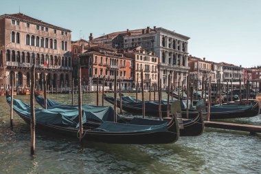 Venedik, İtalya - 15.08.2018: Gondol ve tekneler Büyük Kanal 'da, V