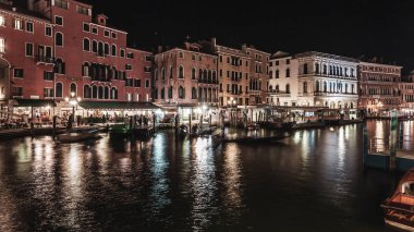 Venedik, İtalya - 16.08.2018: Goncolas ve tekneler Büyük Kanal 'da