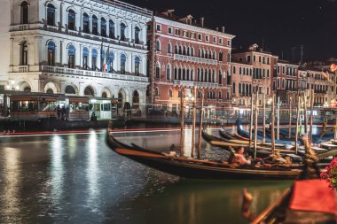 Venedik, İtalya - 16.08.2018: Goncolas ve tekneler Büyük Kanal 'da