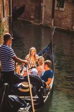 Venedik, İtalya - 17.08.2019: Venedik wat geleneksel gondolları