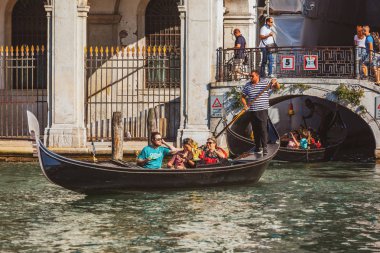 Venedik, İtalya - 17.08.2019: Venedik wat geleneksel gondolları