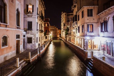 Venedik, İtalya - 18.08.2018: Venedik gece manzarası, eski binalar 