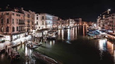 Venedik, İtalya - 18.08.2018: Goncolas ve tekneler Büyük Kanal 'da