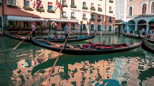 Venise, Italie - 15.08.2019 : Gondoles traditionnelles en wat vénitien — Photo