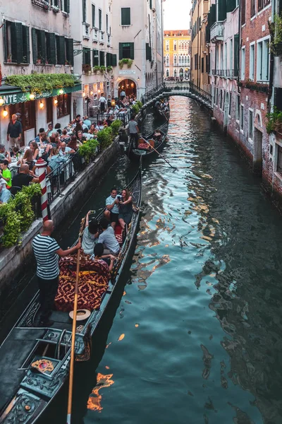 Veneza, Itália - 15.08.2019: Gôndolas tradicionais em wat veneziano — Fotografia de Stock