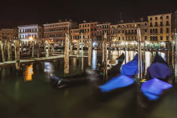 Venecia, Italia - 16.08.2018: Goncolas y barcos en gran canal en — Foto de Stock
