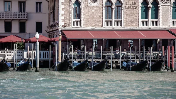 Venecia, Italia - 16.08.2018: Góndolas y barcos en el Gran Canal, V — Foto de Stock