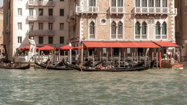 베네치아, 이탈리아 - 16.08.2018: 거대 한 운하에서 곤돌라와 배 , V. — 스톡 사진