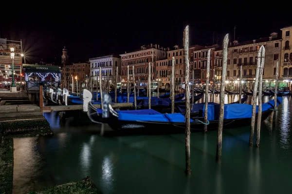 Венеция, Италия - 16.08.2018: Гонколас и катера в Гранд-канале на — стоковое фото