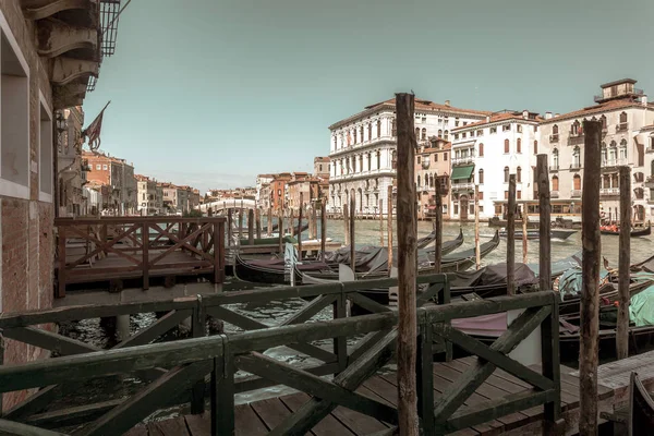 Venecia, Italia - 16.08.2018: Góndolas y barcos en el Gran Canal, V — Foto de Stock