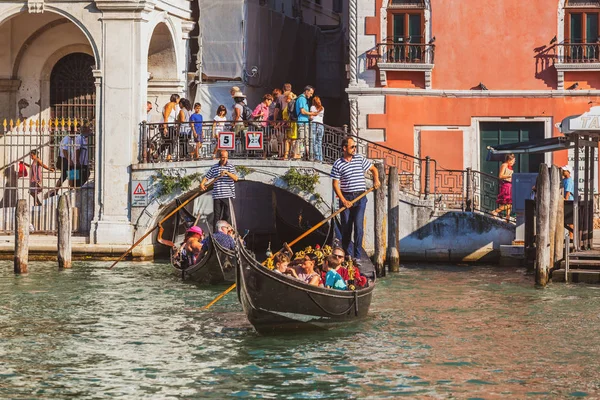 Veneza, Itália - 17.08.2019: Gôndolas tradicionais em wat veneziano — Fotografia de Stock