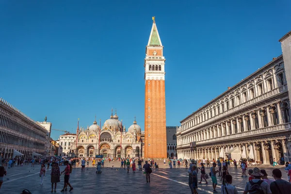 Benátky, Itálie - 15.08.2018: Piazza San Marco s bazilikou — Stock fotografie