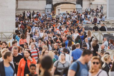 Roma, İtalya - 29.10.2019: Saint Pete 'de yürüyen kalabalık