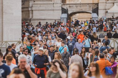 Roma, İtalya - 29.10.2019: Saint Pete 'de yürüyen kalabalık