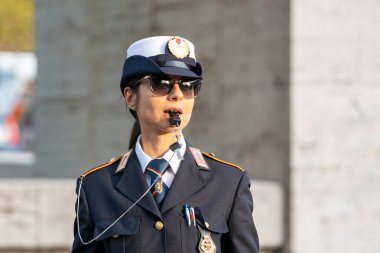 Roma, İtalya - 29.10.2019: Üniformalı kadın polis memuru
