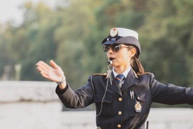 Roma, İtalya - 29.10.2019: Üniformalı kadın polis memuru