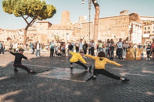 Rome, Italy - 27.10.2019: street acrobats present a performance — Stock Photo, Image