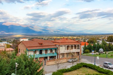 Telavi, Gürcistan - 07.10.2019: Telavi 'nin geleneksel eski evleri.