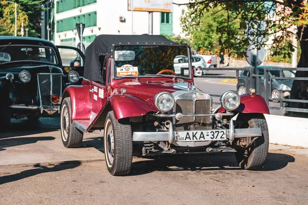 Telavi, Gruzja - 07.10.2019: Stare samochody zabytkowe w mieście Telavi. — Zdjęcie stockowe