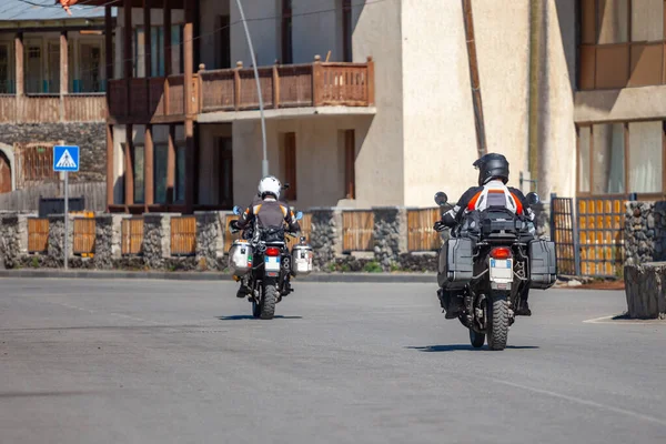 Deux motocyclistes voyageant en Mestia, Svaneti, Géorgie . — Photo