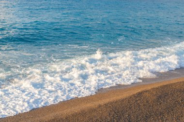 Sahilde Su Sıçratan Güzel Dalga. Deniz Burnu.