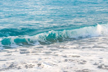 Sahilde Su Sıçratan Güzel Dalga. Deniz Burnu.