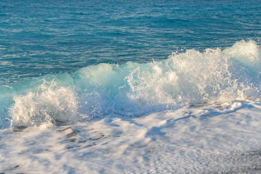 Sahilde Su Sıçratan Güzel Dalga. Deniz Burnu.
