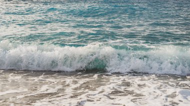 Sahilde Su Sıçratan Güzel Dalga. Deniz Burnu.