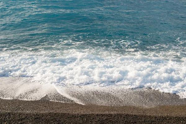 Vackra havet stänk våg på stranden. Havsutsikt. — Stockfoto