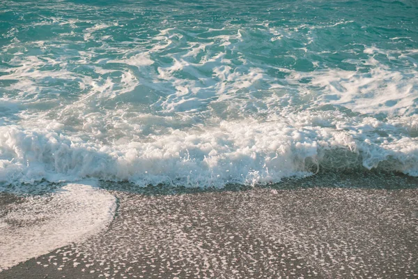 Όμορφη θάλασσα κύμα πιτσιλίσματος στην παραλία. Θαλάσσιο τοπίο. — Φωτογραφία Αρχείου