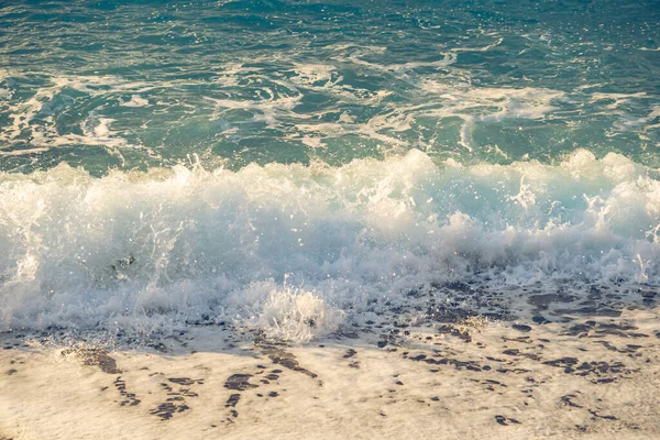 Όμορφη θάλασσα κύμα πιτσιλίσματος στην παραλία. Θαλάσσιο τοπίο. — Φωτογραφία Αρχείου