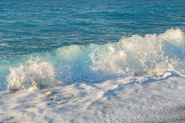Прекрасна морська хвиля на пляжі. Морський пейзаж . — стокове фото