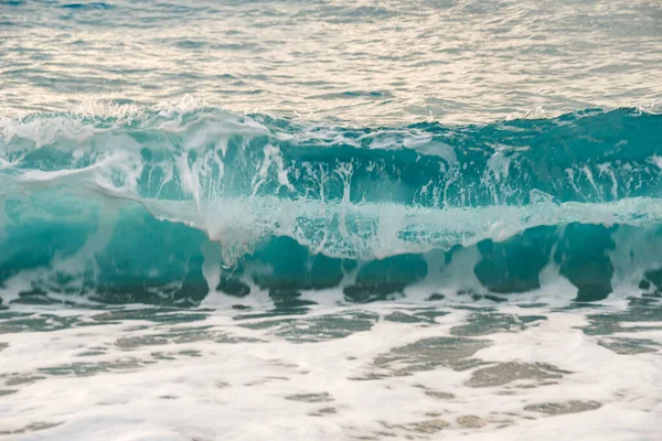 Gyönyörű tenger fröccsenő hullám a tengerparton. Tengeri sügér. — Stock Fotó