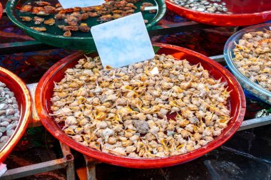 Balık pazarında çeşitli deniz ürünleri, deniz kabukları, istiridye.