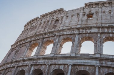 Roma 'da kolezyum dışa bakıyor.