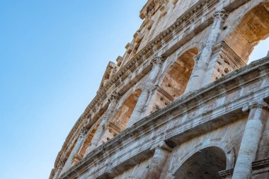 Roma 'da kolezyum dışa bakıyor.